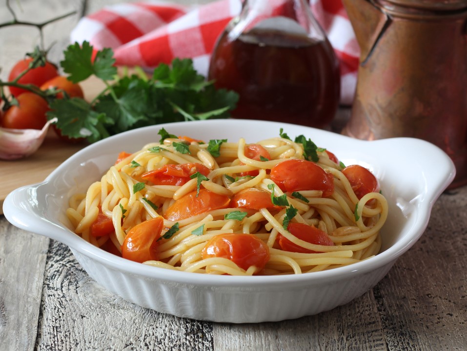 Spaghetti con colatura di alici e pomodorini